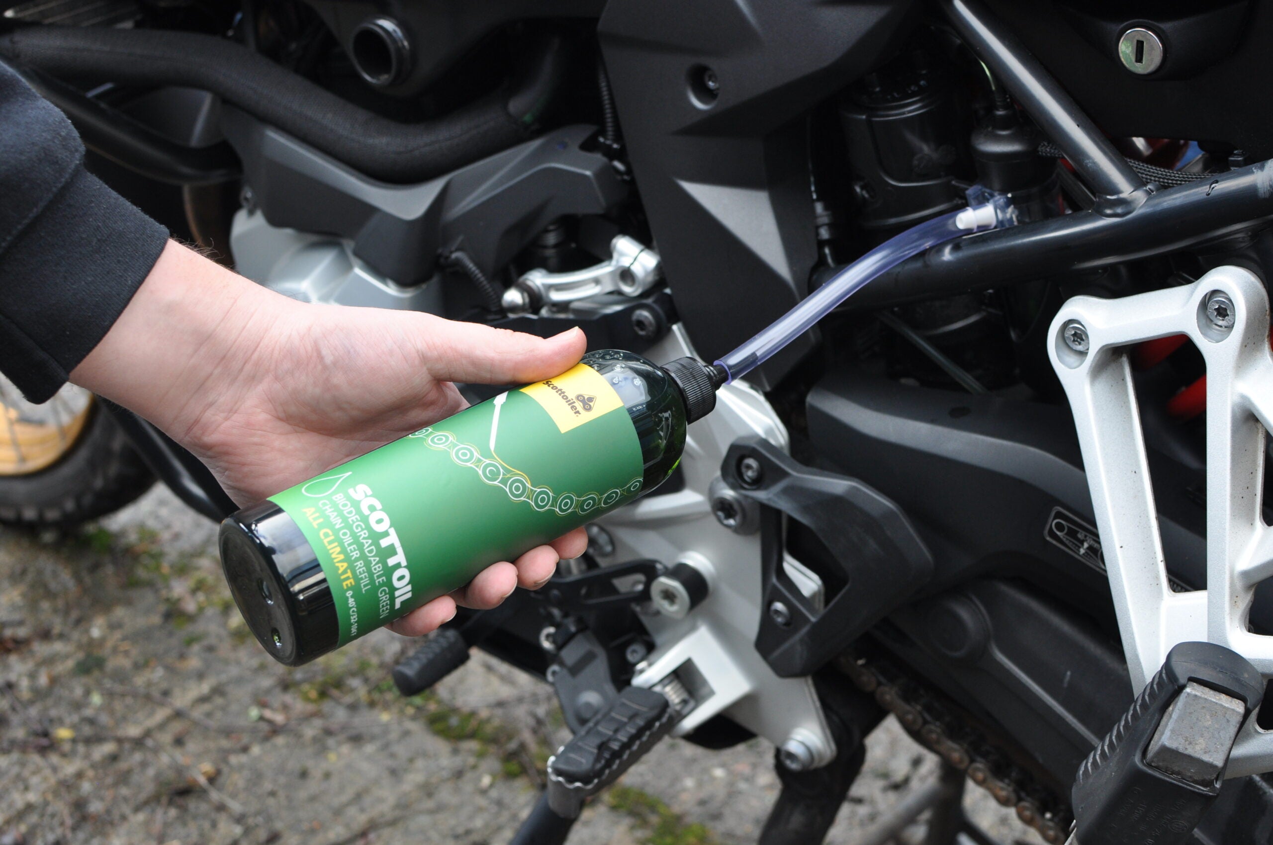 SA-0900_scottoiler_allclimatebiodegradablescottoil500ml_lifestyleimage_fluids_biioil500mlprimingreservoir-scaled.jpg