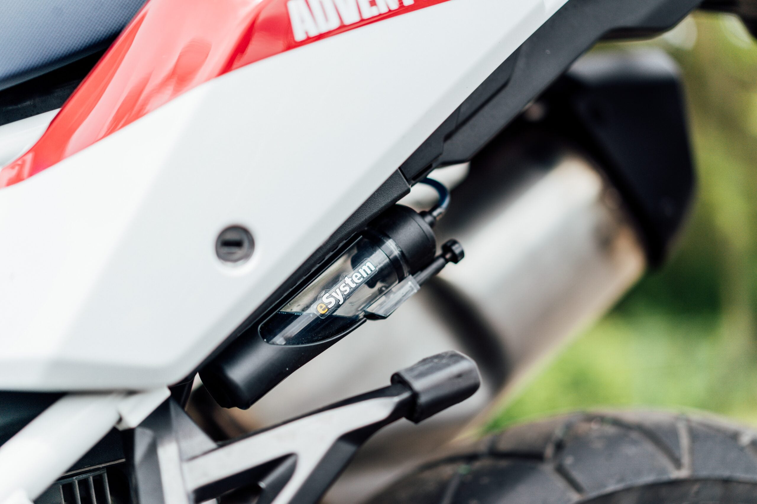 so-9005_scottoiler_esystem3.1_lifestyleimage_systems_onbikedetail2-scaled_711195fa-3f66-46f9-a104-12f3407a6e8b.jpg